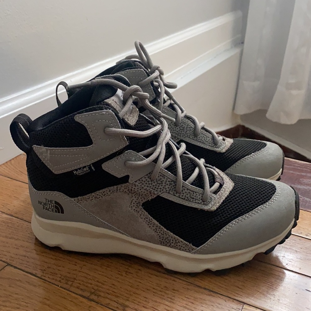 NORTH FACE size 6 amazing hiking boots